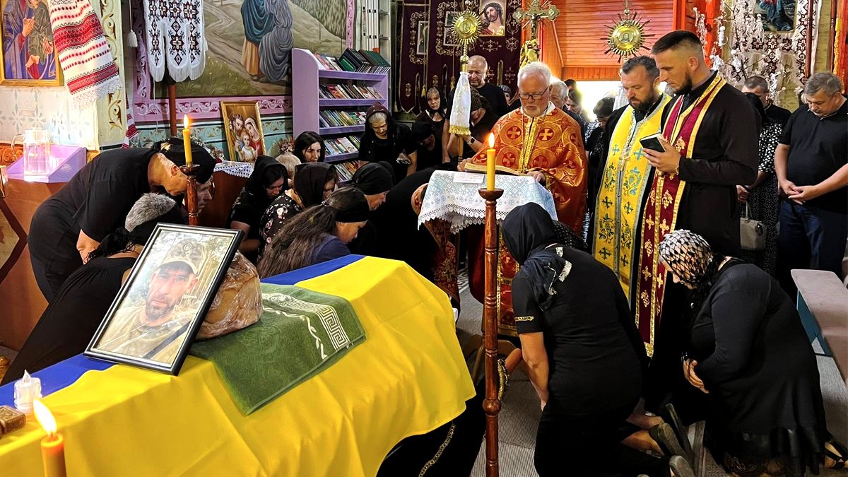 На Городенківщині пройшов чин похорону захисника Миколу Миронюка 7