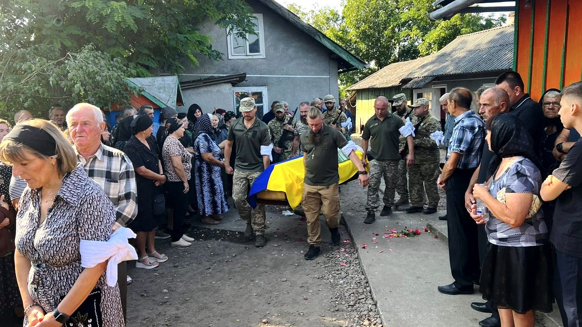 На Городенківщині пройшов чин похорону захисника Миколу Миронюка 3