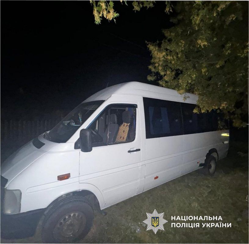 Двоє молодиків розтрощили рейсовий автобус у Ворохті 1