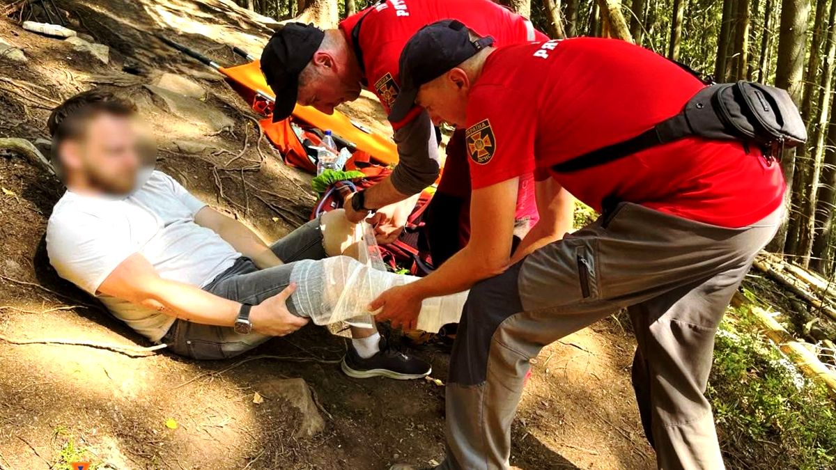 Рятувальники надали допомогу двом туристам, які травмувалися в горах