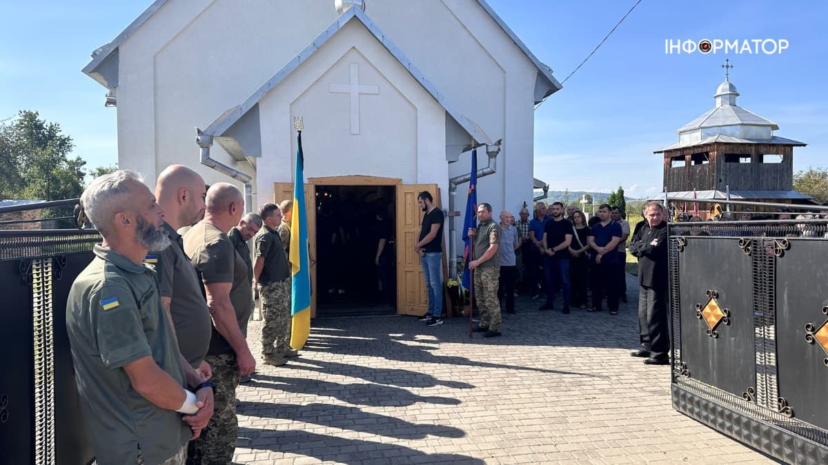 У Королівці в останню дорогу провели воїна Ігоря Торговцева 1