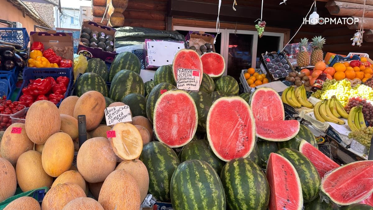 Сезон добігає кінця: скільки коштують кавуни, дині та виноград у Коломиї