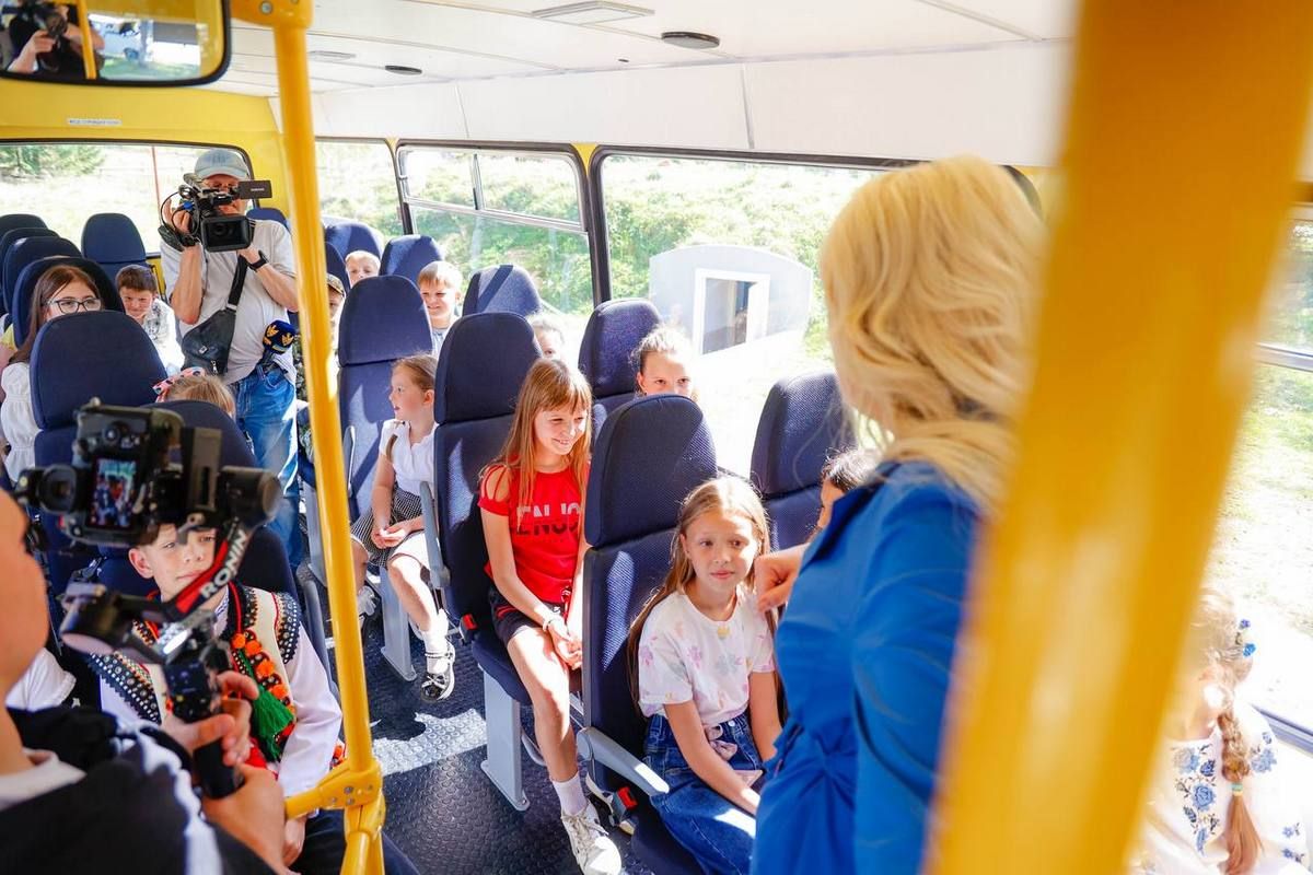 Для одного з найвіддаленіших сіл Прикарпаття передали новий шкільний автобус 2