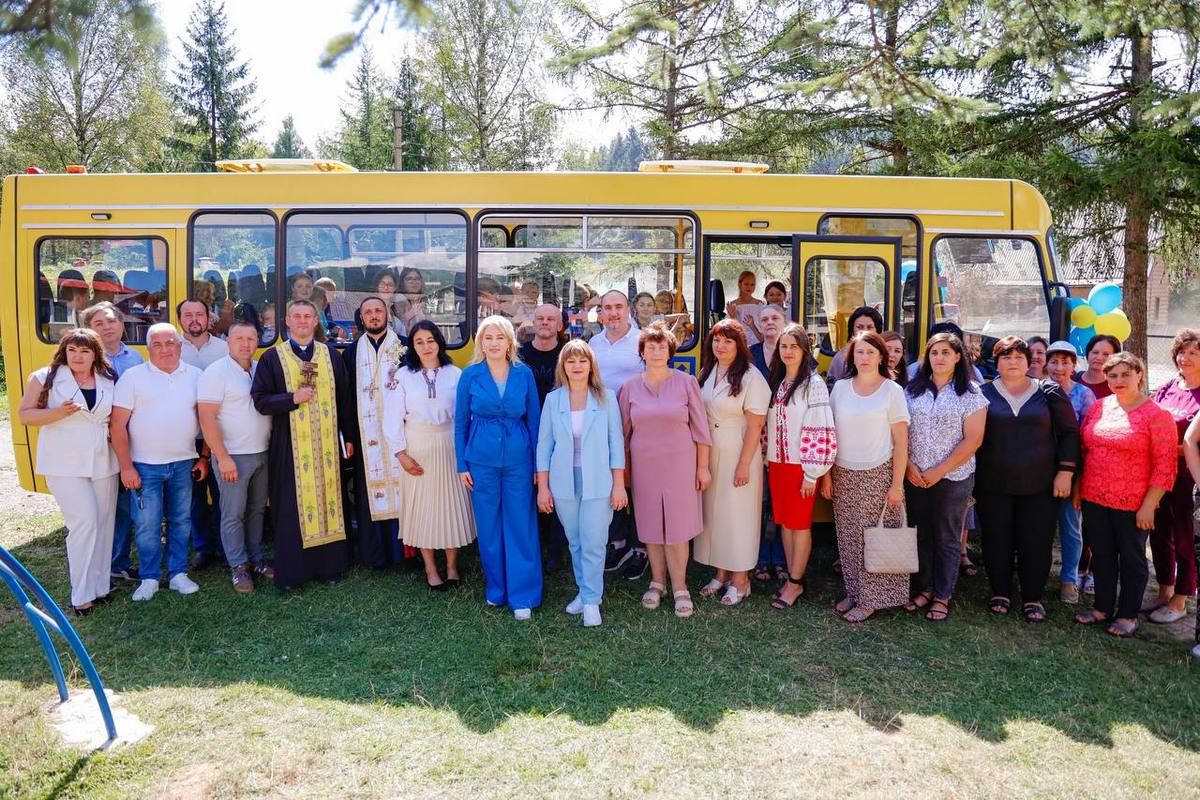 Для одного з найвіддаленіших сіл Прикарпаття передали новий шкільний автобус 3