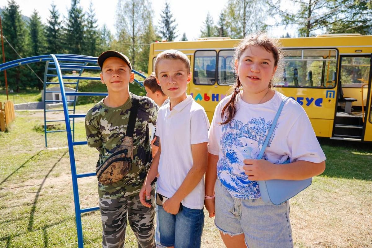 Для одного з найвіддаленіших сіл Прикарпаття передали новий шкільний автобус 1