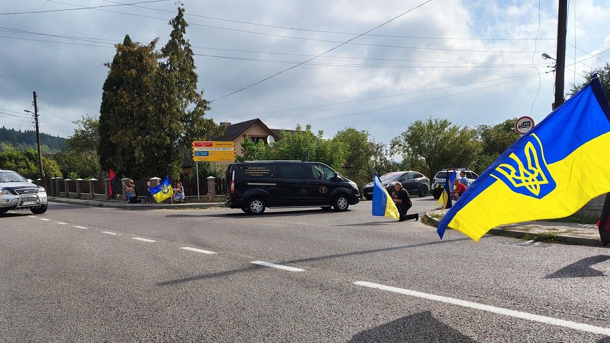 В Делятинській громаді на колінах зустріли загиблого тероборонівця Олександра Бучковського