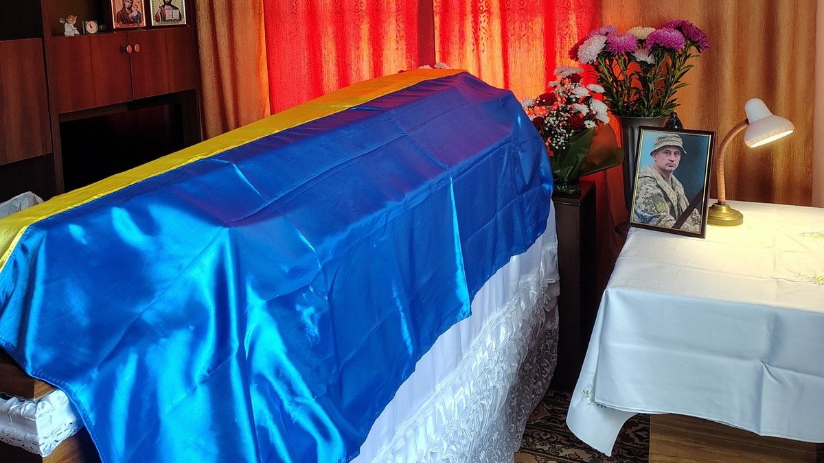 В Делятинській громаді на колінах зустріли загиблого тероборонівця Олександра Бучковського 9