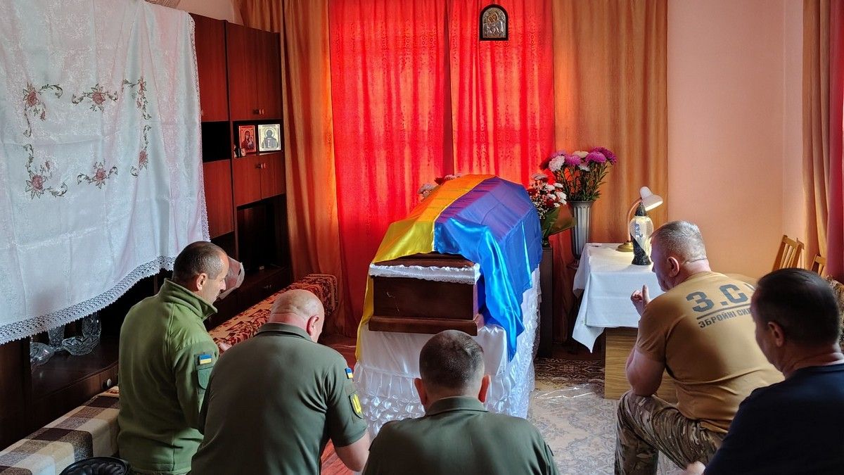 В Делятинській громаді на колінах зустріли загиблого тероборонівця Олександра Бучковського 8