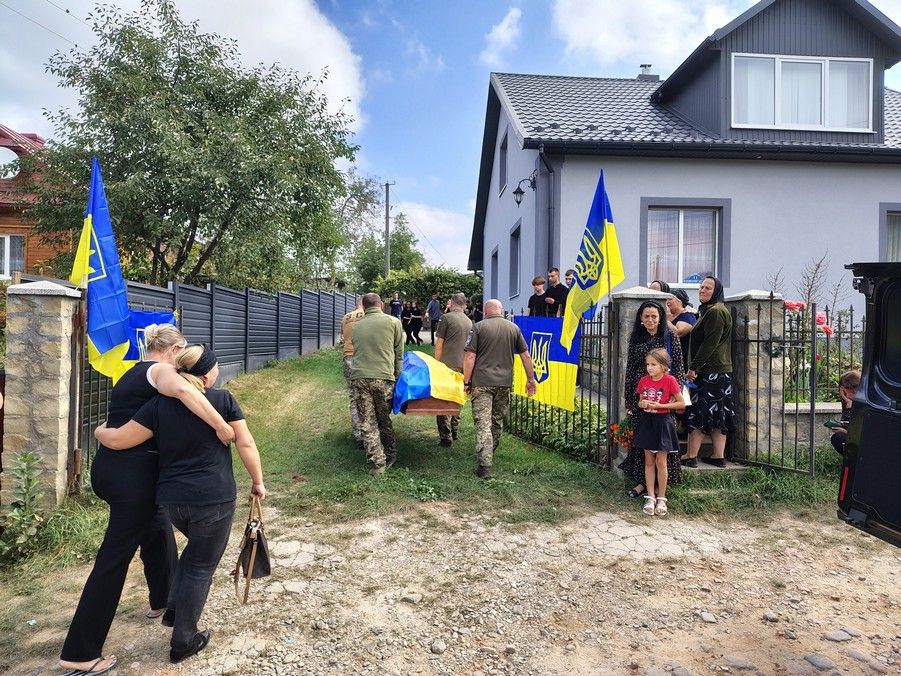 В Делятинській громаді на колінах зустріли загиблого тероборонівця Олександра Бучковського 7