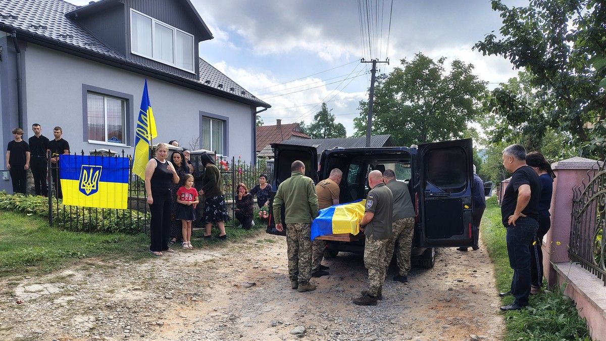 В Делятинській громаді на колінах зустріли загиблого тероборонівця Олександра Бучковського 6