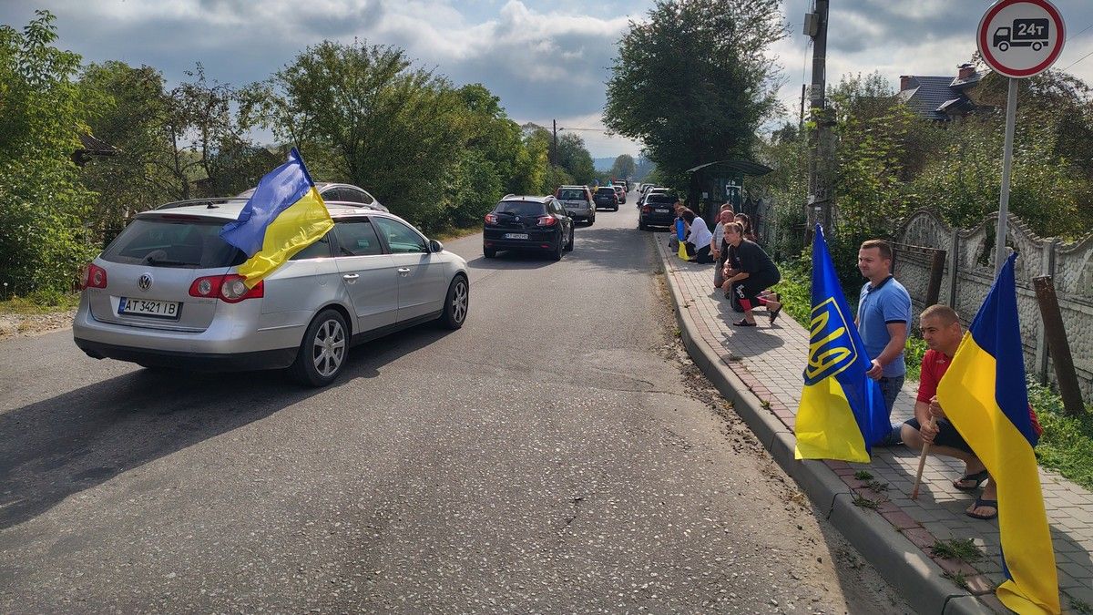 В Делятинській громаді на колінах зустріли загиблого тероборонівця Олександра Бучковського 4