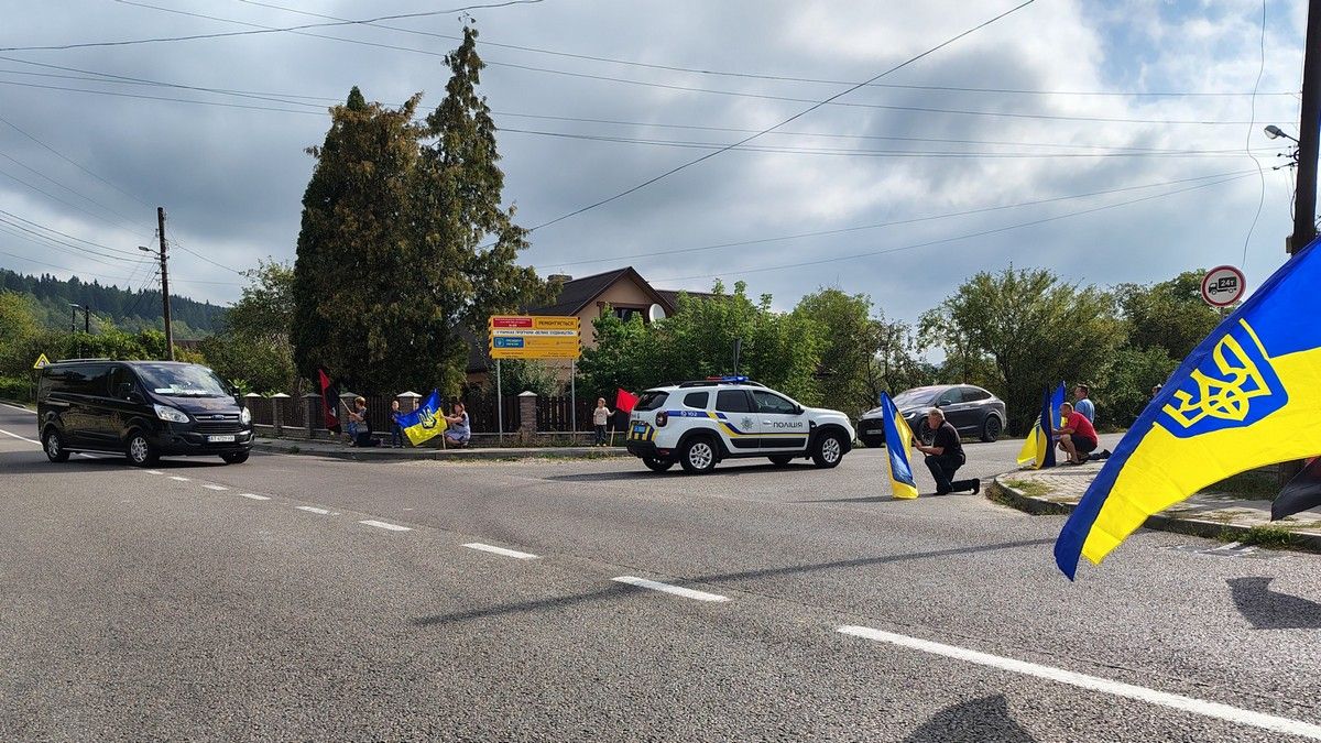 В Делятинській громаді на колінах зустріли загиблого тероборонівця Олександра Бучковського 3