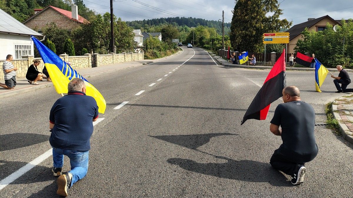 В Делятинській громаді на колінах зустріли загиблого тероборонівця Олександра Бучковського 2