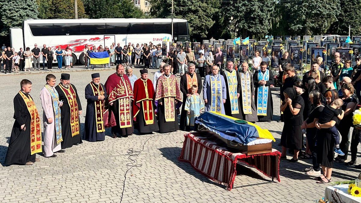 Отинійська громада зустріла полеглого захисника Руслана Петронецького