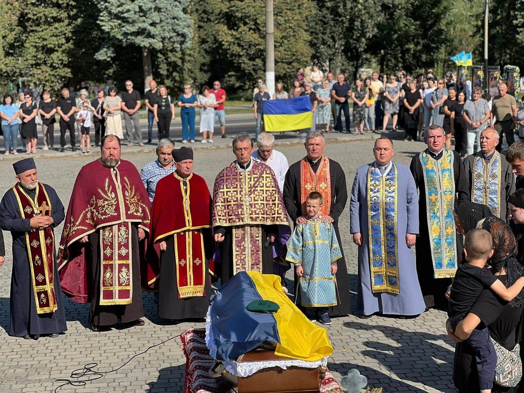 Отинійська громада зустріла полеглого захисника Руслана Петронецького 7