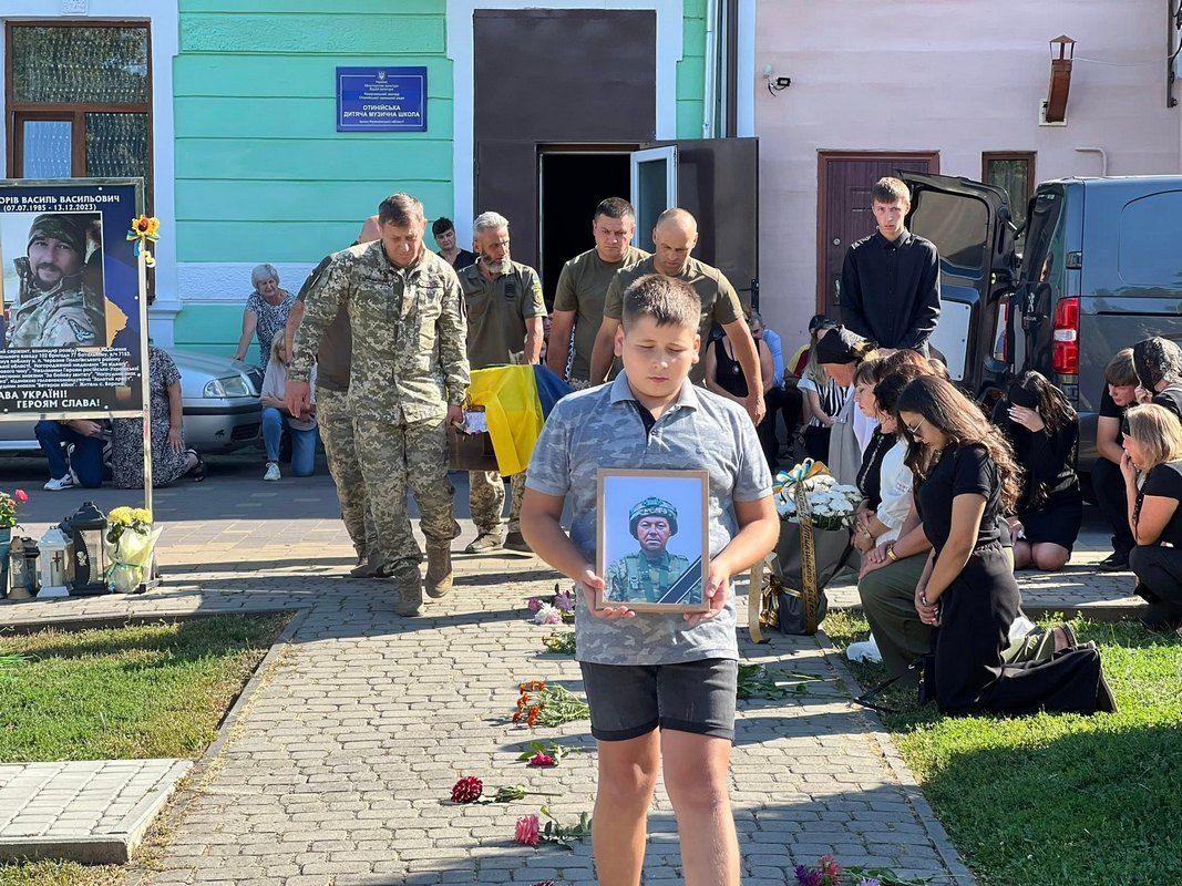 Отинійська громада зустріла полеглого захисника Руслана Петронецького 5