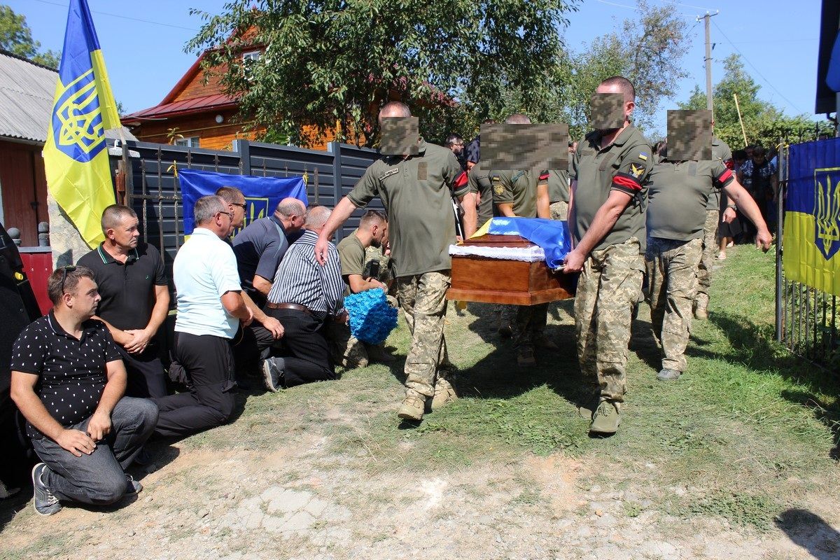 Делятинська громада провела в останню дорогу воїна Бучковського Олександра 4