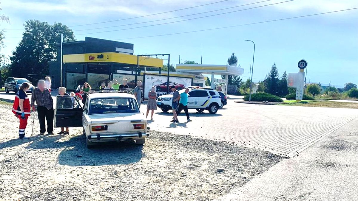 Водій легковика врізався у мотоцикл на Коломийщині: керманича двоколісного госпіталізували