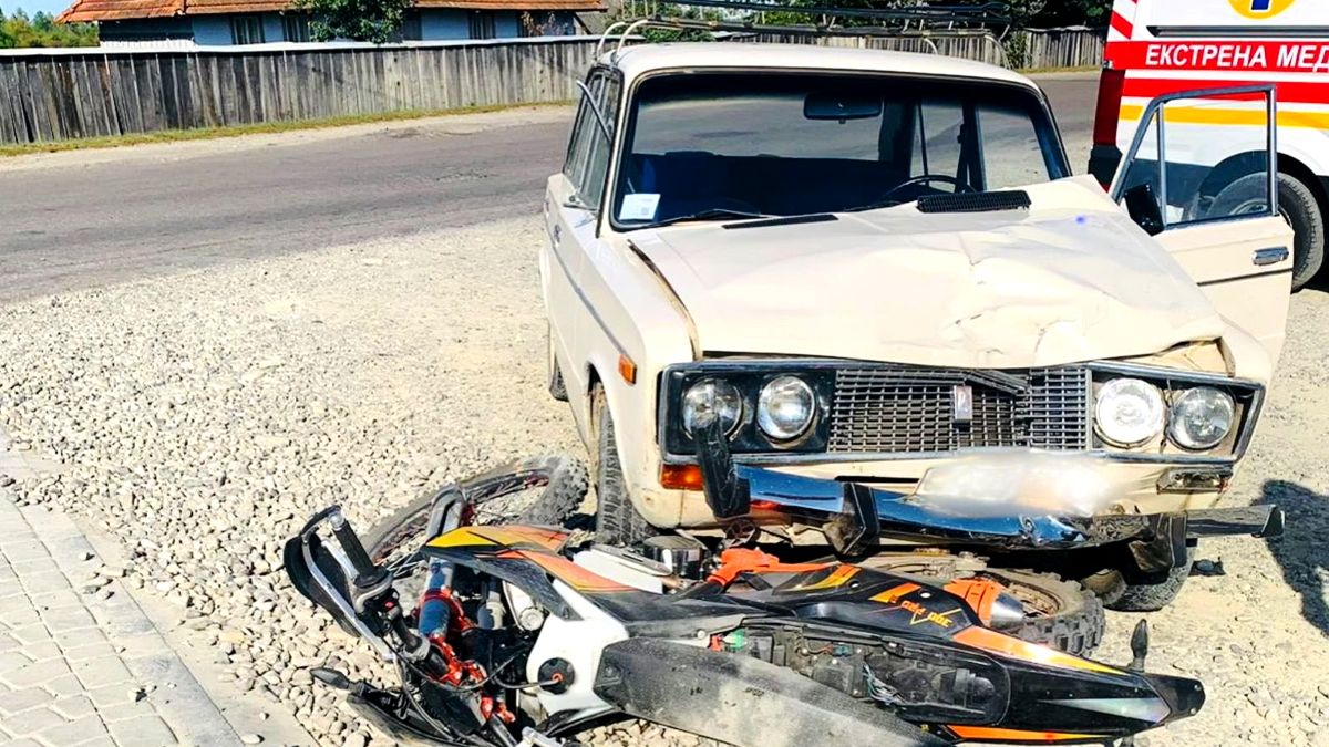 Водій легковика врізався у мотоцикл на Коломийщині: керманича двоколісного госпіталізували 1