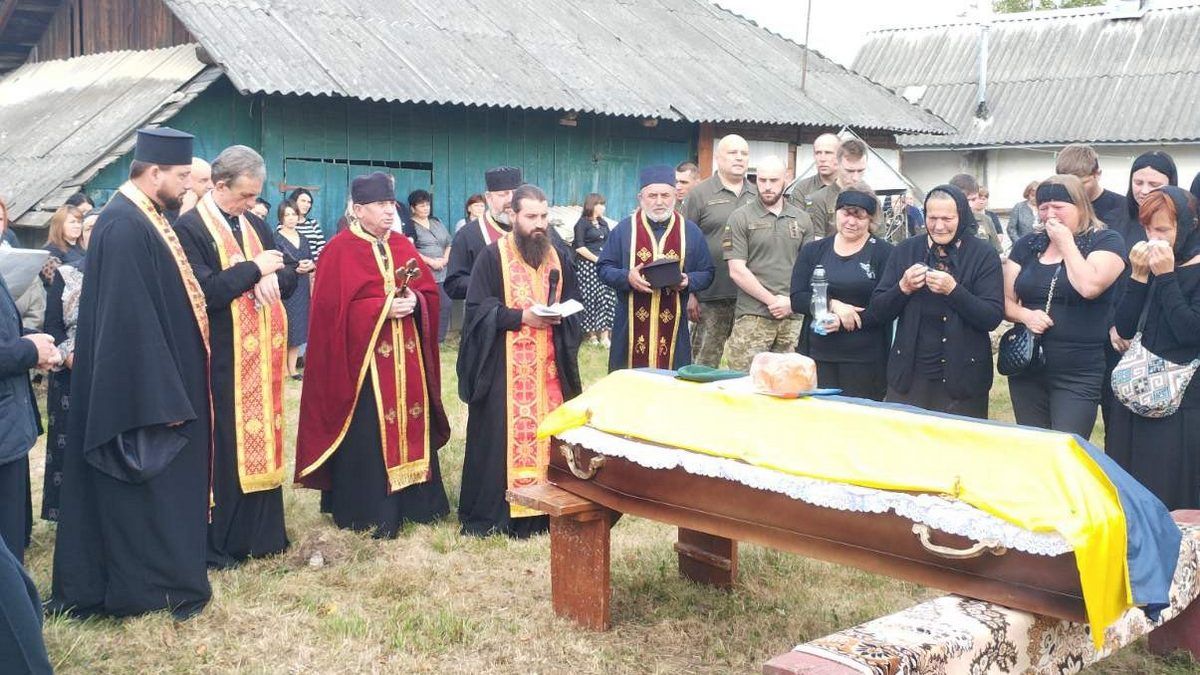 В Отинійській громаді попрощалися із загиблим воїном Русланом Петронецьким 1