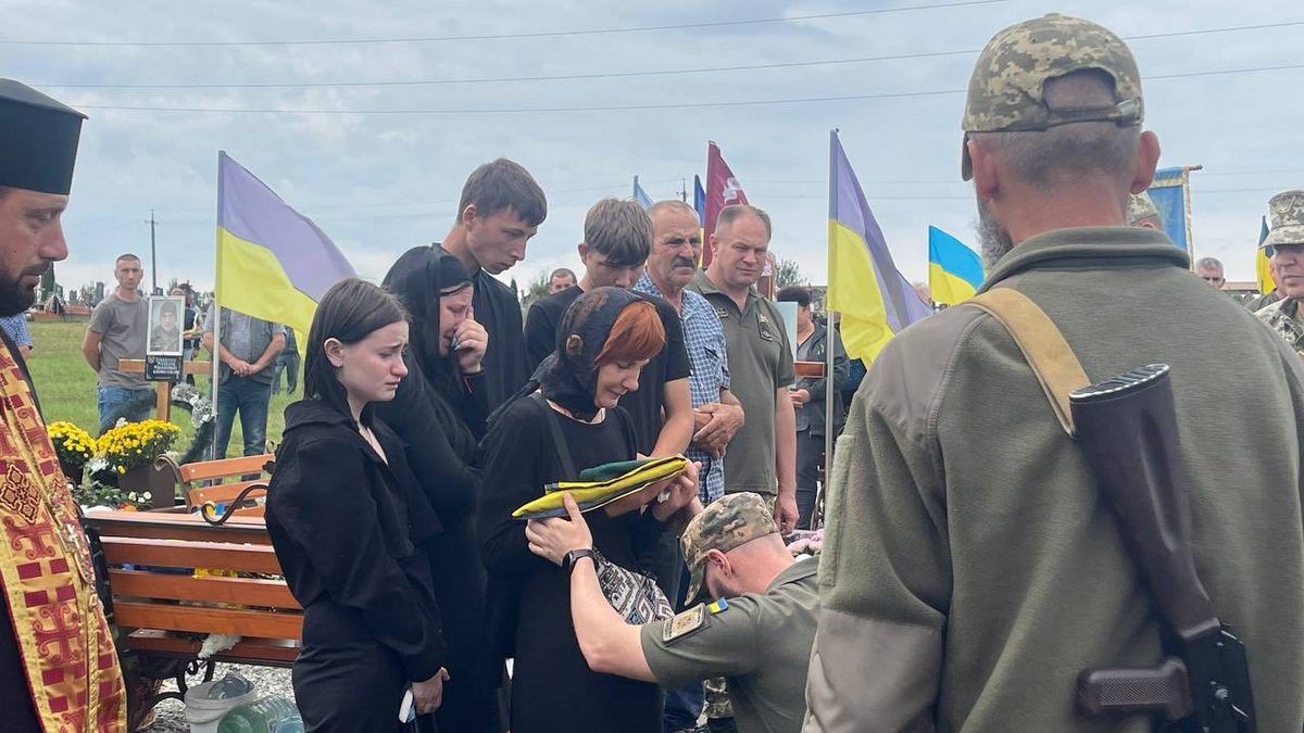 В Отинійській громаді попрощалися із загиблим воїном Русланом Петронецьким 7