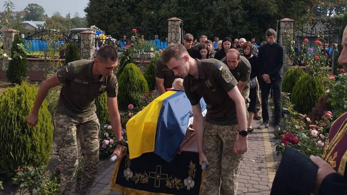 В Отинійській громаді попрощалися із загиблим воїном Русланом Петронецьким 5