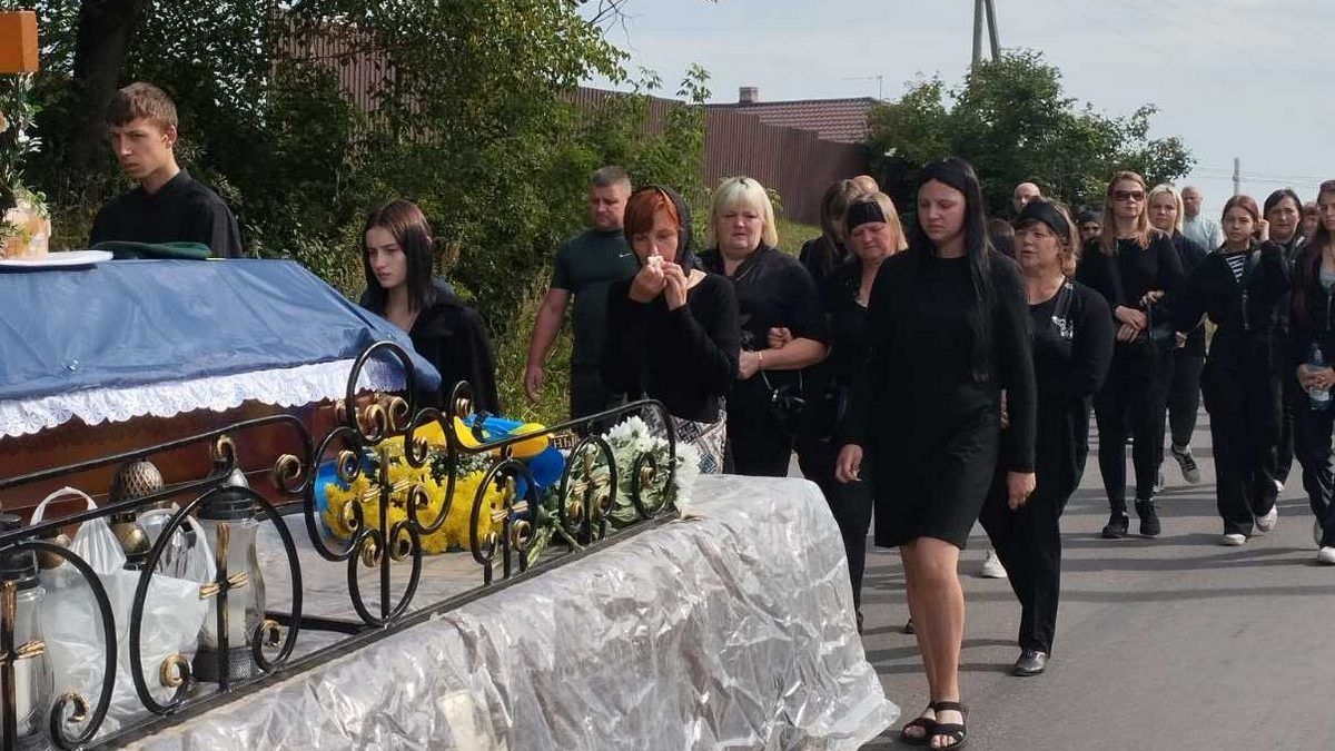 В Отинійській громаді попрощалися із загиблим воїном Русланом Петронецьким 4
