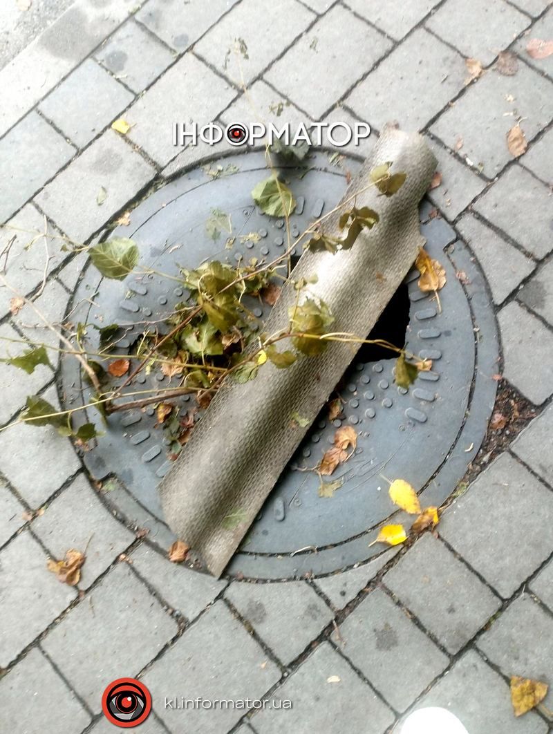 Небезпечний люк ще від літа не помічають комунальники у Коломиї 1