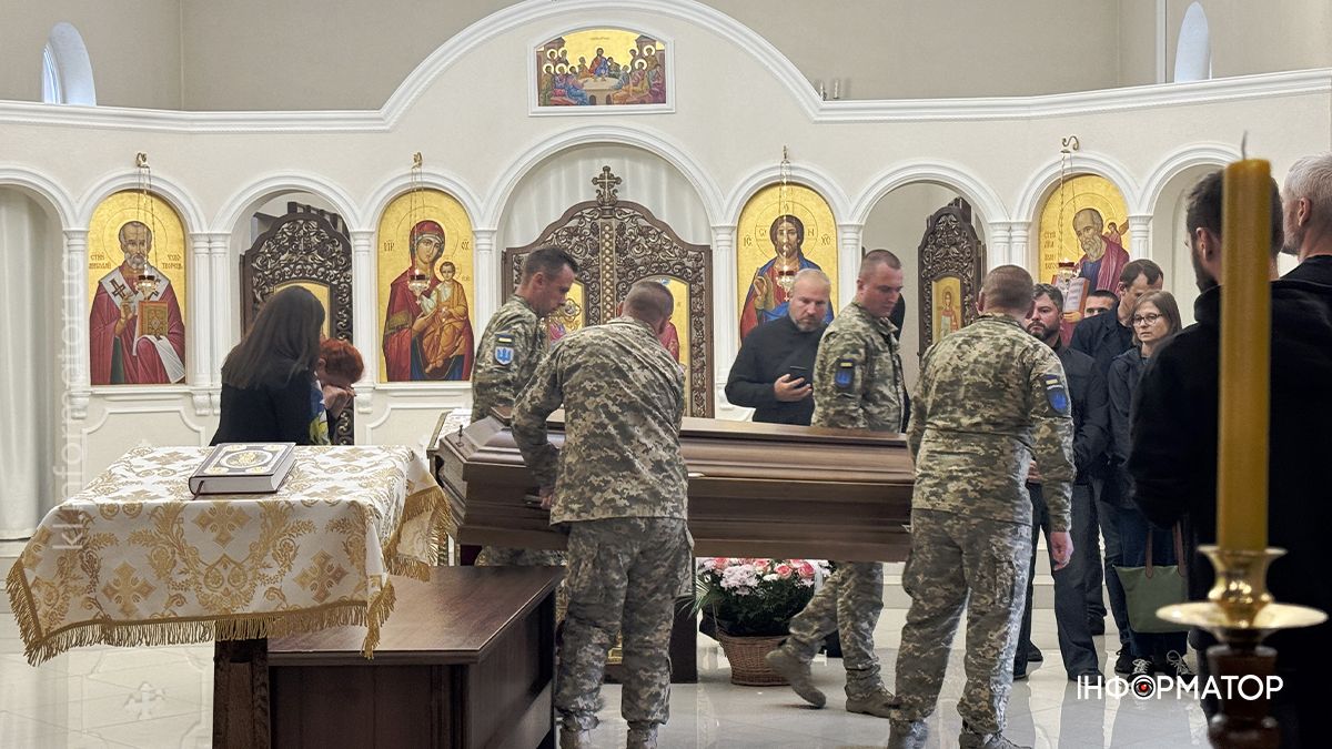 На вічний спочинок у Коломиї провели ветерана та волонтера Віталія Марціновського 3