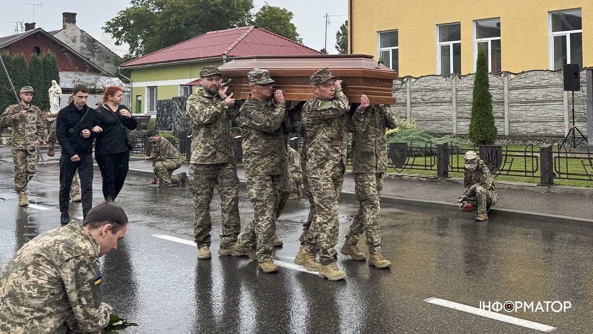 На вічний спочинок у Коломиї провели ветерана та волонтера Віталія Марціновського 5