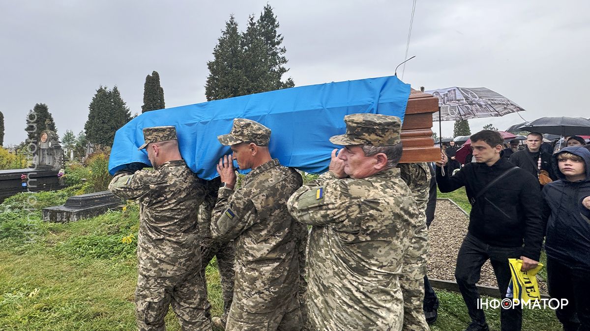 На вічний спочинок у Коломиї провели ветерана та волонтера Віталія Марціновського 14