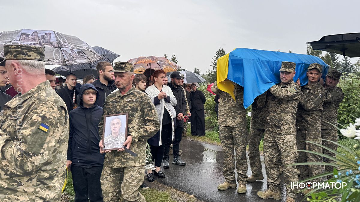 На вічний спочинок у Коломиї провели ветерана та волонтера Віталія Марціновського 13