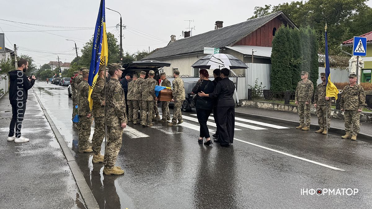 На вічний спочинок у Коломиї провели ветерана та волонтера Віталія Марціновського 12