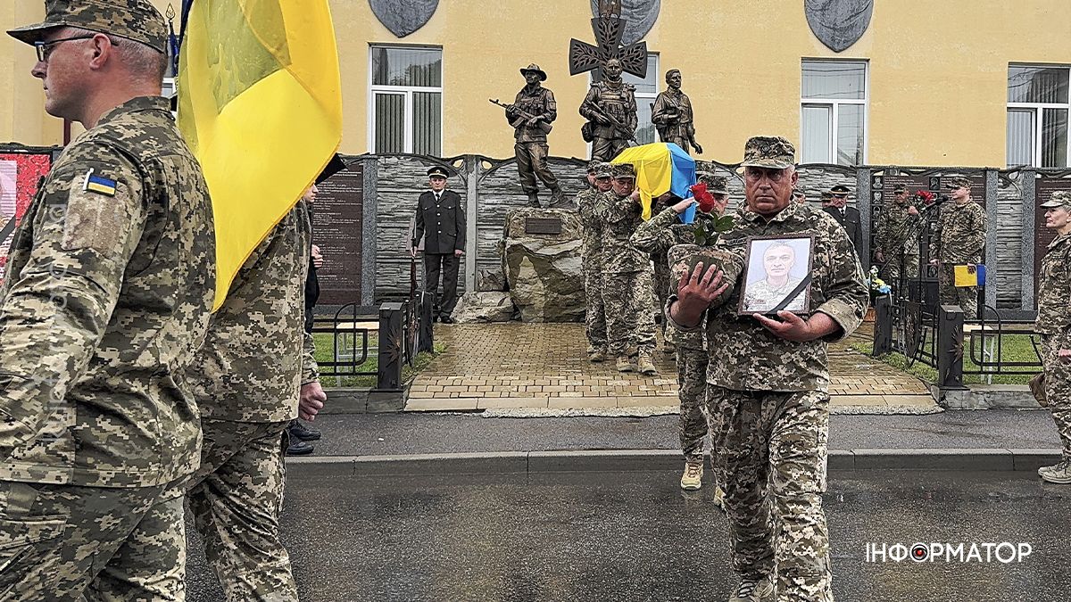 На вічний спочинок у Коломиї провели ветерана та волонтера Віталія Марціновського 10