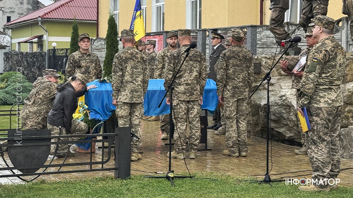 На вічний спочинок у Коломиї провели ветерана та волонтера Віталія Марціновського 9