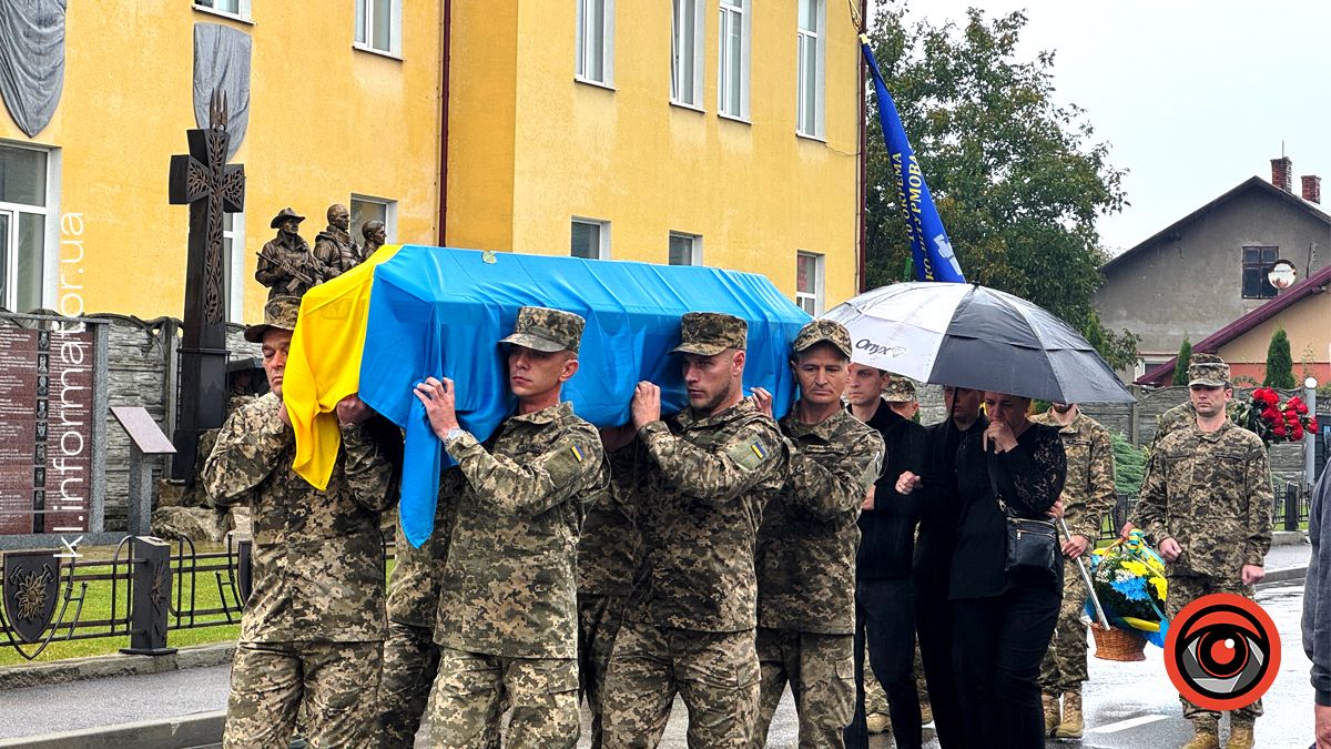 На вічний спочинок у Коломиї провели ветерана та волонтера Віталія Марціновського 11