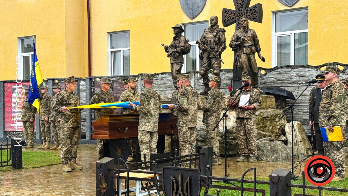 На вічний спочинок у Коломиї провели ветерана та волонтера Віталія Марціновського