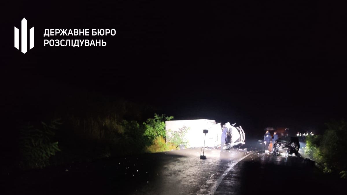 Розтрощений легковик та вантажівка, водії у лікарні: деталі ДТП за участі детектива НАБУ на Прикарпатті. ВІДЕО 2