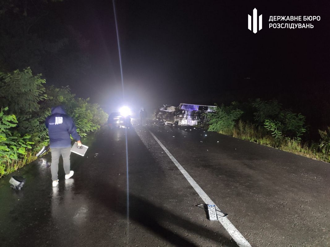 Розтрощений легковик та вантажівка, водії у лікарні: деталі ДТП за участі детектива НАБУ на Прикарпатті. ВІДЕО 1