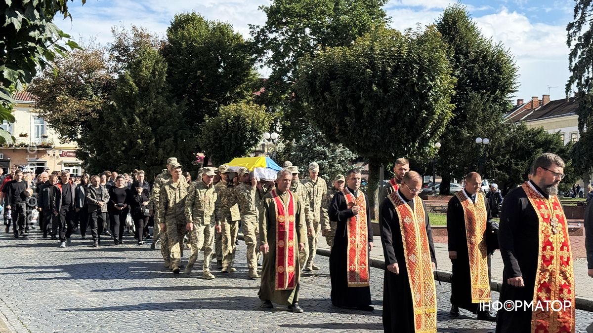 В останню путь коломияни провели воїна Сергія Гриджука 11