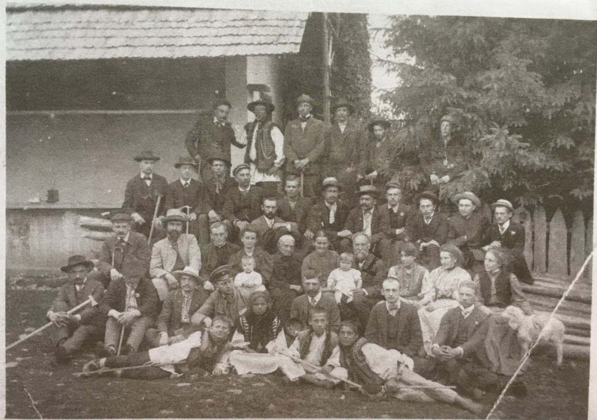 Учасники студентського зʼїзду в оселі Теофіла Кисилевського в Ільцях. Фото: Вакація у Дзядзя. 