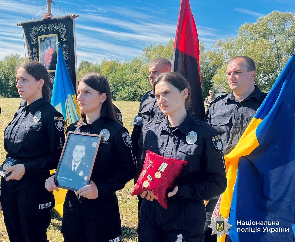 На Косівщині відбулося прощання із поліцейським Євгеном Рубаняком, який загинув на війні 11