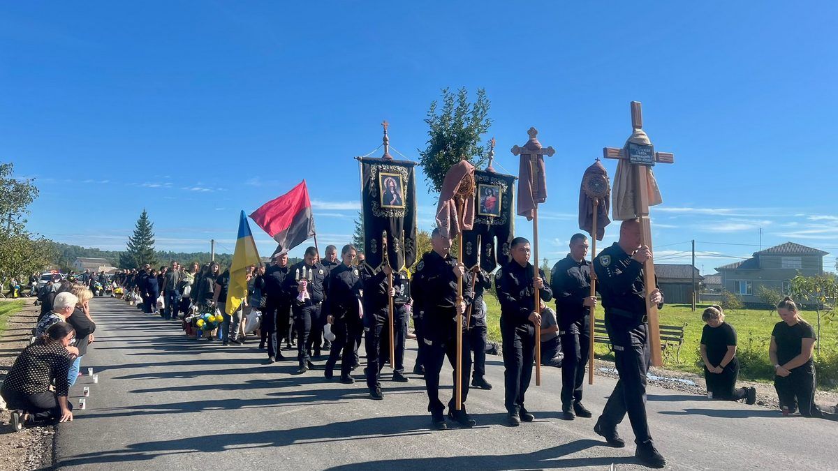На Косівщині відбулося прощання із поліцейським Євгеном Рубаняком, який загинув на війні