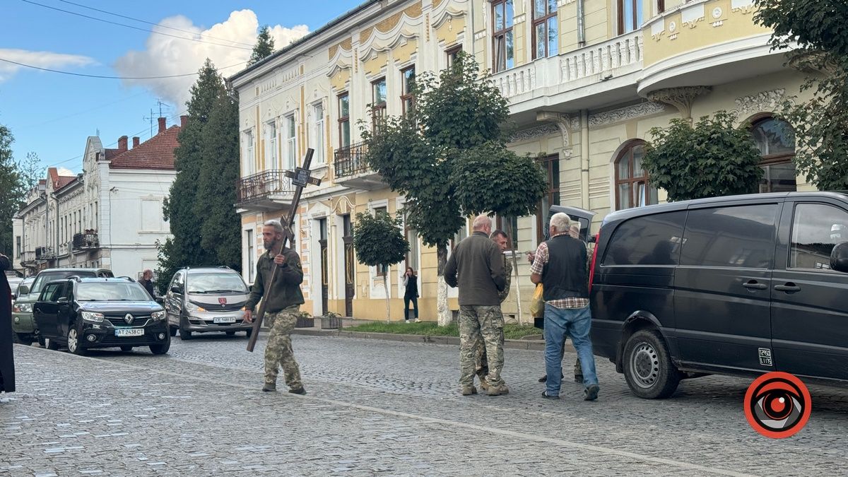 На вічний спочинок до Коломиї повернувся воїн Володимир Вовчук 3