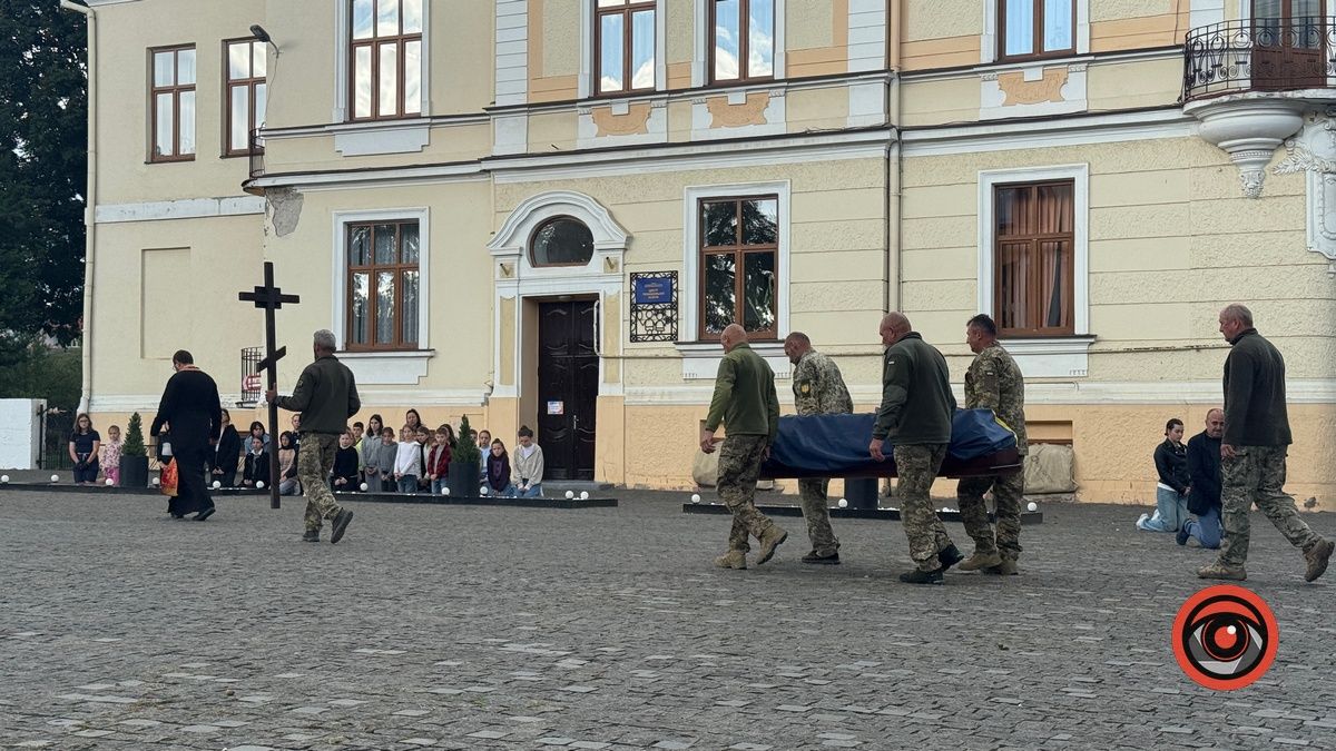 На вічний спочинок до Коломиї повернувся воїн Володимир Вовчук 4