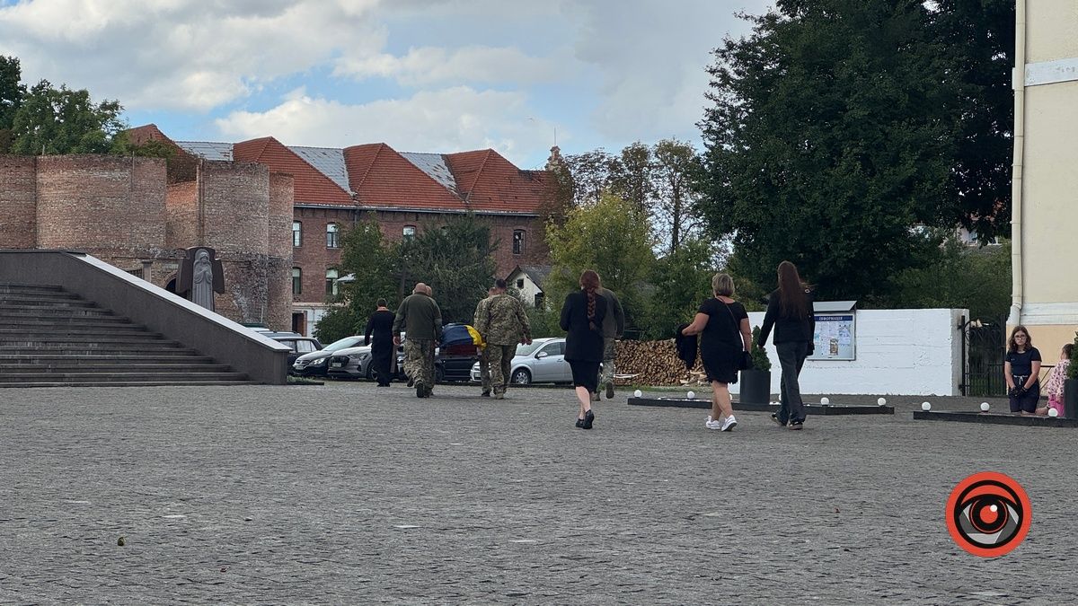 На вічний спочинок до Коломиї повернувся воїн Володимир Вовчук 5