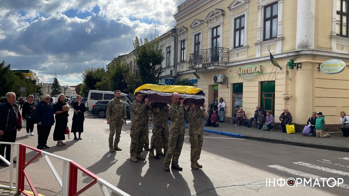 У Коломиї провели на вічний спочинок захисника Володимира Вовчука 15