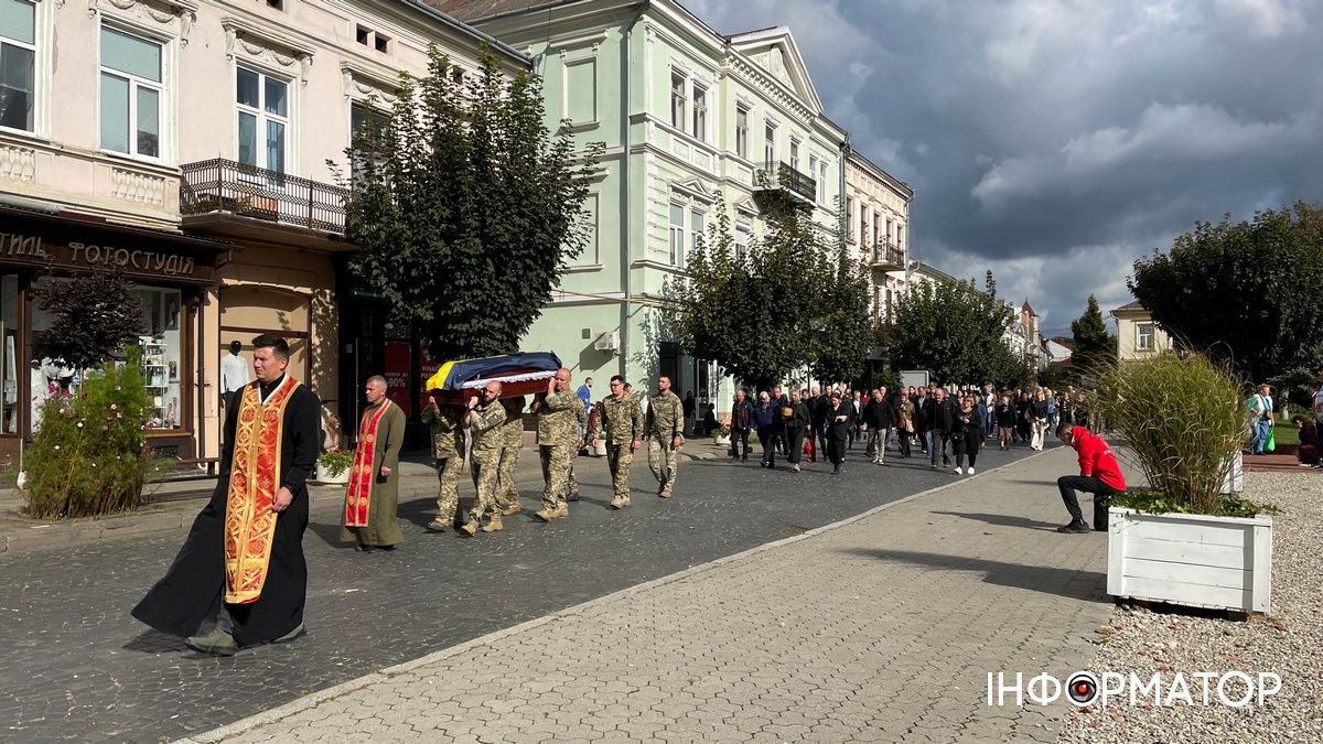 У Коломиї провели на вічний спочинок захисника Володимира Вовчука 12