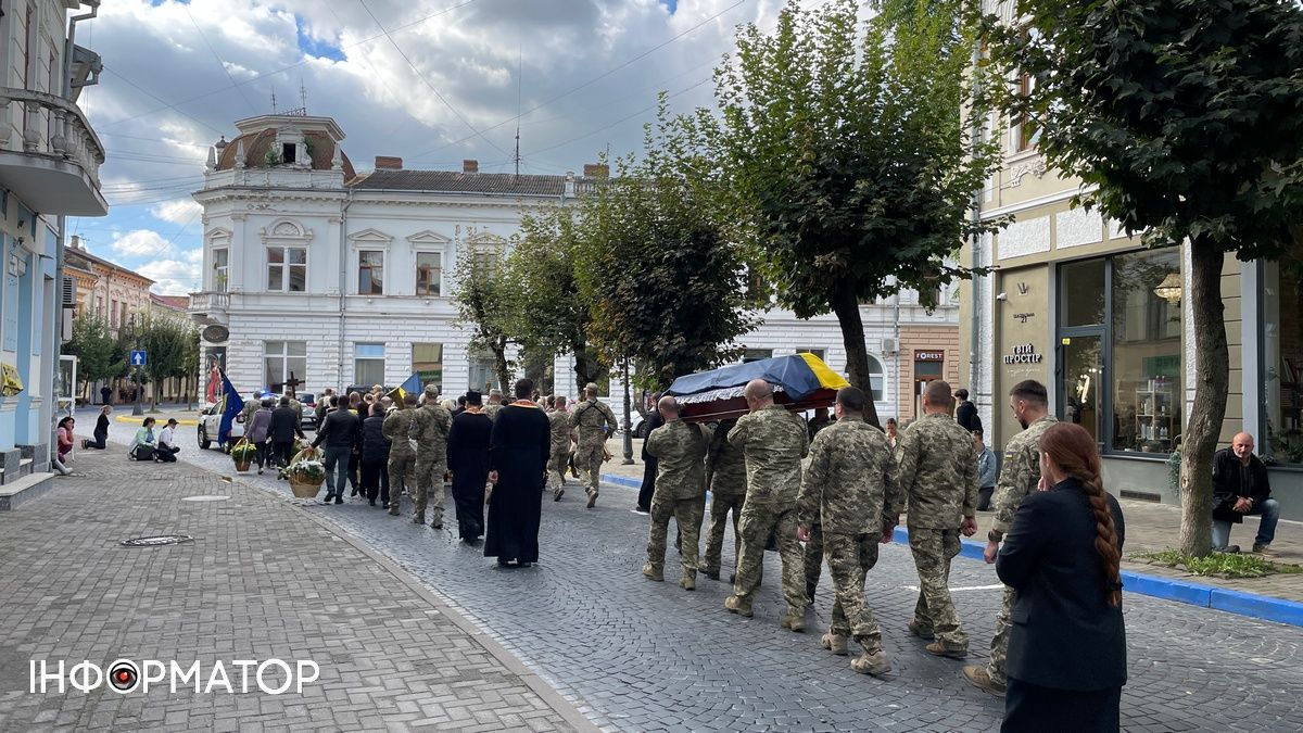 У Коломиї провели на вічний спочинок захисника Володимира Вовчука 10
