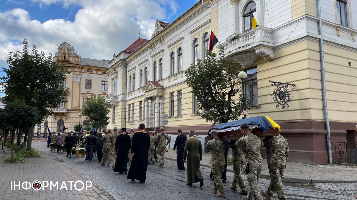 У Коломиї провели на вічний спочинок захисника Володимира Вовчука 7